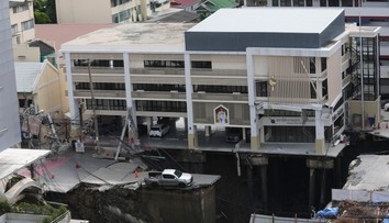 FOTO+VIDEO: Pred nemocnicou v centre Bangkoku vznikla obrovská prepadlina