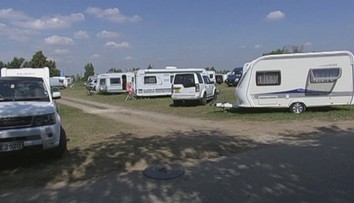 Senecké jazerá ovládli írski kočovníci. Okrem žúrovania vraj ponúknu aj svadbu