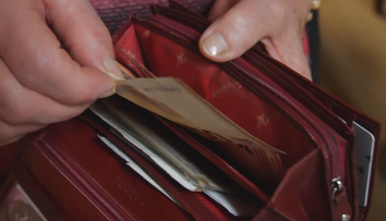 Najskôr jej ponúkli pomoc, no potom ju okradli. Podvodníci na seniorku použili prefíkaný trik