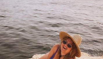 Evelyn vyrazila k moru: Na pláži ohuruje vo vykrojených plavkách