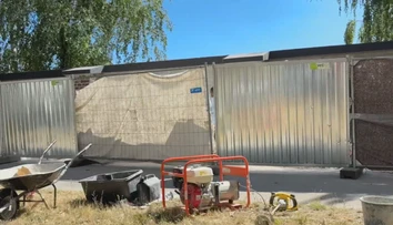 VIDEO: Na falošnom tehlovom múre pri Kukurici pracujú za zástenou. Chybne urobené časti obíjajú