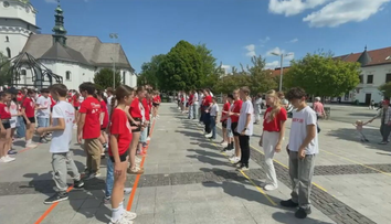 Štvorylka rozhýbala námestia. V uliciach slovenských aj iných európskych miest tancujú tisíce ľudí