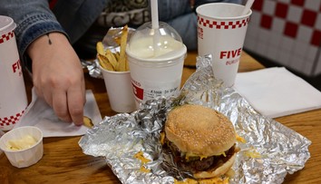 Gastrošialenstvo v Prahe. Otvorili prvú pobočku amerického fastfoodu, niektorí prišli hodiny vopred