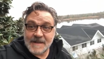 Ako deň a noc. Russell Crowe ukázal, ako sa jeho požiarom zničený pozemok zmenil po daždi