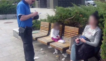 Opitá matka sedela pomočená medzi odpadkami, mala so sebou aj dieťa