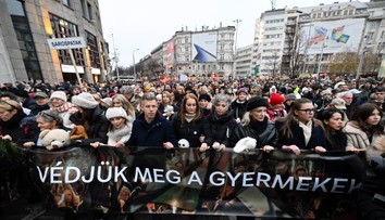 Veľký problém pre Orbána: V Budapešti protestujú tisíce proti zneužívaniu detí