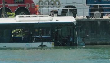 FOTO+VIDEO: Dramatická nehoda pri Paríži. Autobus po náraze skončil v rieke