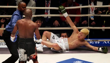Mayweather zarobil milióny za necelé tri minúty: Súper sa rozplakal, jeho roh hodil uterák