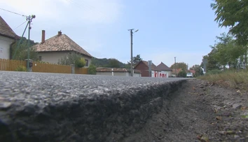 Je taká úzka, že autá si navzájom odrážajú spätné zrkadlá. Cestu na juhu Slovenska konečne opravujú