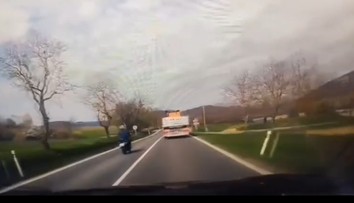VIDEO: Riskantný manéver na východe Slovenska. Motorkár predbiehal cez plnú čiaru
