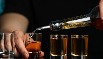 Poplach v Žiline: Študent sa v bare otrávil metanolom. Okamžite ho museli hospitalizovať