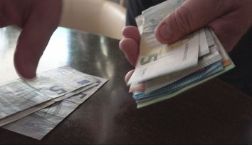 Kto zarába menej, mal by dostať viac. Plošné vyplácanie sociálnych dávok nemá byť pre každého