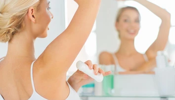 Používate antiperspirant ráno po sprche? Práve preto nemusí fungovať tak, ako má