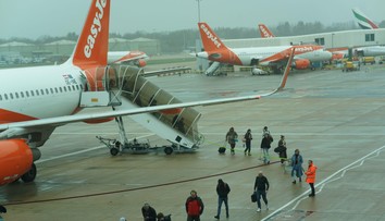 Mysleli si, že ide o vtip. Pilot požiadal zopár cestujúcich, aby vystúpili, inak lietadlo neodletí