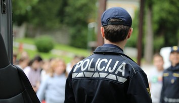 Slovinská polícia zadržala Slováka, ktorý v dodávke prevážal 27 migrantov