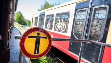 Nebezpečná zábava ich stála život. Dvaja ľudia zahynuli pri surfovaní na vlaku