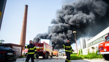 V Rovinke sú po obrovskom požiari stále hasiči, situácia v ovzduší je vraj už bezpečná