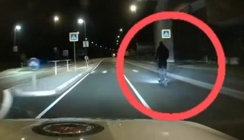 VIDEO: 16-ročný kolobežkár unikal polícii 100 km/h. Zastavil ho až náraz do kamióna