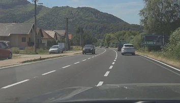 Chaos na frekventovanej ceste na Liptove. V jednom pruhu sa stretávali proti sebe idúce autá
