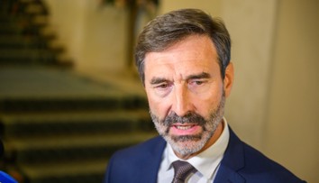 S autom skončila v potoku, z miesta nehody odišla pred príchodom polície. Za volantom mala sedieť dcéra ministra Blanára