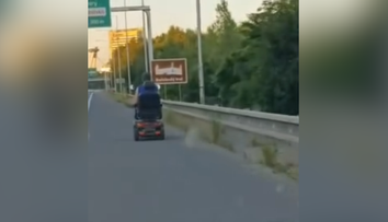 VIDEO: Zbytočný hazard na D1. Policajti zastavili na diaľnici seniora na vozíku aj mladíka na kolobežke