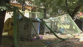 Opitý smetiar si splnil sen. Riadil smetiarske auto a popritom demoloval okolie