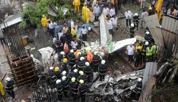 Lietadlo sa zrútilo na ulicu v Bombaji. Zabilo pri tom človeka