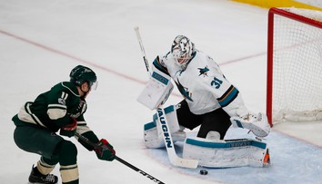 VIDEO: Gólman San Jose takto zabránil gólu. Skryl puk a nikto ho nevedel nájsť