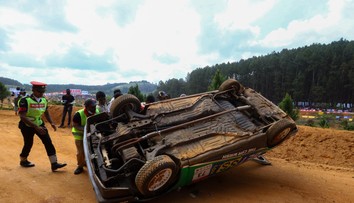 VIDEO: Tragédia na rely. Auto vletelo medzi divákov, o život prišlo najmenej sedem ľudí