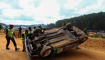 VIDEO: Tragédia na rely. Auto vletelo medzi divákov, o život prišlo najmenej sedem ľudí