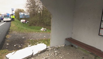 Nehoda pri bratislavskom Lamači: Šofér vrazil autom do zastávky