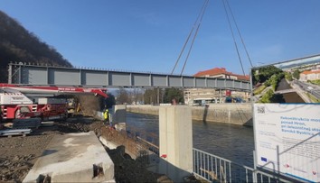 V Banskej Bystrici stavajú nový most. Prevoz obrovských nosníkov si vyžiadal dopravné obmedzenia