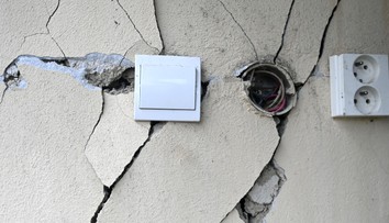 FOTO: Otrasy na západe Slovenska napáchali škody: Popadané monitory aj prasknuté steny