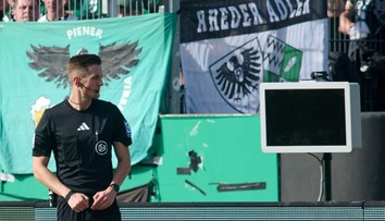 VIDEO: Kuriozita počas zápasu v Nemecku. Fanúšik vyjadril svoj nesúhlas s verdiktom neštandardným spôsobom