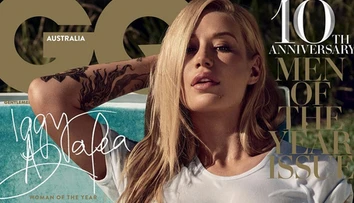 Povedali by ste, že toto sú silikóny? Iggy ako miss mokré tričko
