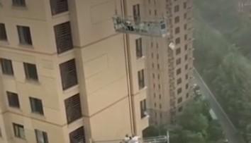 VIDEO: Ako listy vo vetre. Partia umývačov okien zažila počas búrky chvíle hrôzy