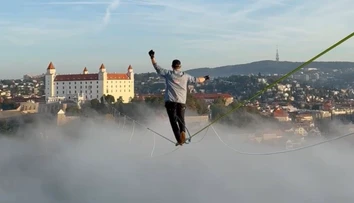 SLEDUJTE NAŽIVO: Nad Bratislavou balansuje vo výške 100 metrov. Estónec chce na lane prekonať svetový rekord