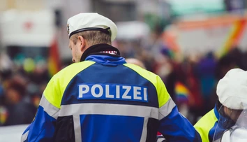 Muž bodol nožom na mníchovskej železničnej stanici policajta, ten utrpel ťažké zranenia