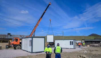 Rodiny zasiahnuté požiarom vo Veľkom Šariši umiestnia do nových unimobuniek. Sťahovať sa však chcú aj ďalší