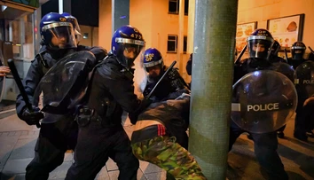 Premiér odsúdil nepokoje v Bristole. Protest prerástol do násilia, polícia zatkla 10 ľudí
