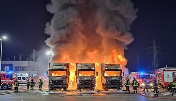 Hasiči zasahujú pri požiari troch nákladných vozidiel v Michalovciach