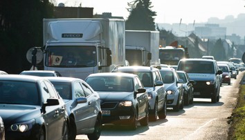 Pri Auparku v Bratislave sa zrazil kamión s autom, vodiči hlásia rozsiahle kolóny