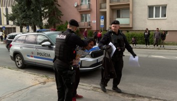 Zbili policajtov v osade v Ostrovanoch. Sudca poslal troch výtržníkov za mreže