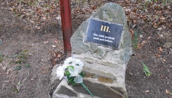 V Partizánskom zničili krížovú cestu. Na demoláciu si dokonca priniesli náradie