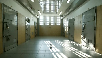 Hrôza pri slovenských hraniciach. Maloletého spoluväzňa mali štyria mladíci priviazať k posteli a znásilniť