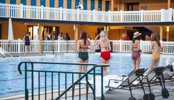 Hotel jej zakázal kúpať sa hore bez, mužom to dovolil. Žena dostane 500 eur