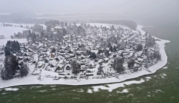 FOTO: Vzácny jav u našich susedov. Priehradu Lipno pokryl smaragdovo zelený ľad