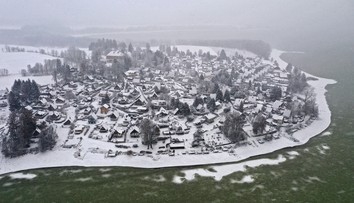 FOTO: Vzácny jav u našich susedov. Priehradu Lipno pokryl smaragdovo zelený ľad