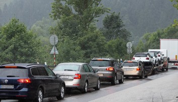 Cestovanie na sviatky sa začalo: Kolóny pri Ružomberku ešte predĺžila hromadná nehoda