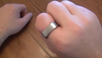 Prsteň pre moderného muža. Neuveríte, čo všetko v ňom je